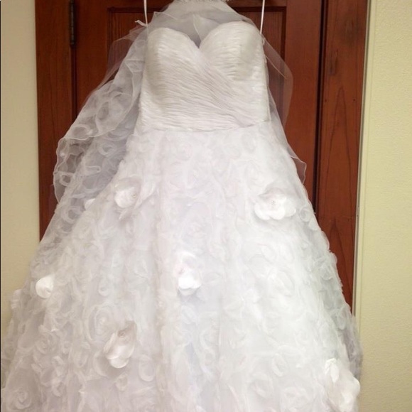 Stunning Boutique Wedding dress!👰🏻 - Picture 3 of 4